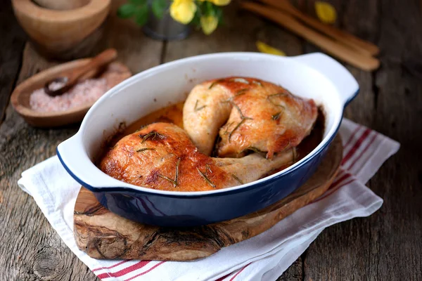 Patas de pollo al horno con romero fresco y pimienta sobre un fondo de madera vieja. Estilo rústico . — Foto de Stock