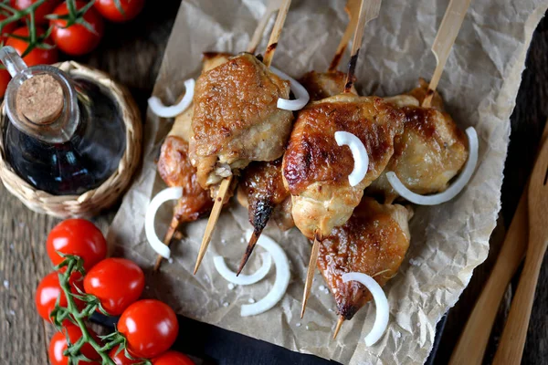 Délicieux kebab de poulet sur des brochettes en bois sur le vieux fond en bois . — Photo