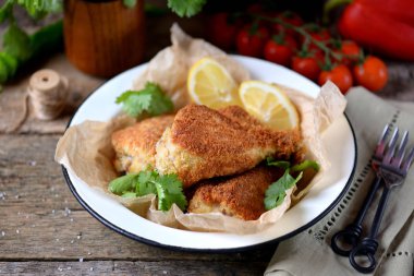 Tavuk budu kırıntıları derin yağda kızartılmış, rustik tarzda kızarmış. Eski ahşap arka plan.