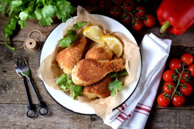 Tavuk budu kırıntıları derin yağda kızartılmış, rustik tarzda kızarmış. Eski ahşap arka plan.