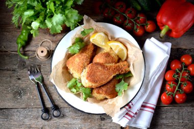 Tavuk budu kırıntıları derin yağda kızartılmış, rustik tarzda kızarmış. Eski ahşap arka plan.