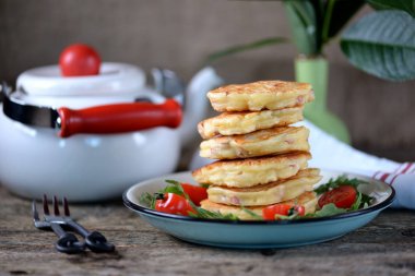 Krep peynir, jambon taze sebze ve roka eski bir ahşap zemin üzerinde. Rustik tarzı.