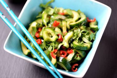 Taze salatalık, sarımsak, biber, kişniş, soya sosu, susam yağı ve şarap sirkesi ile Çin salatası.