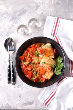 Soğan, kırmızı biber, domates, sarımsak, kişniş ve kimyon ile beyaz deniz balık Komposto.