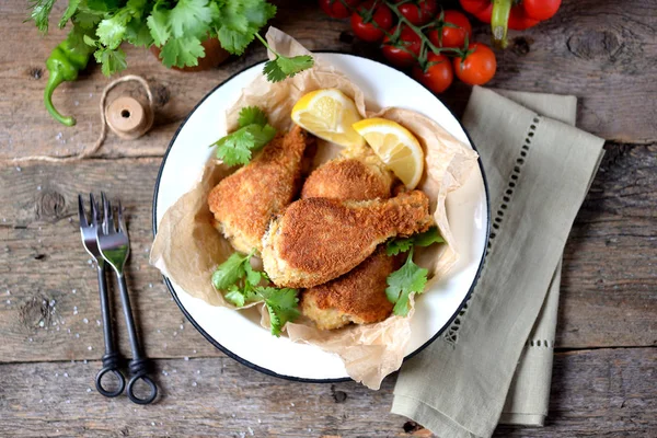 Tavuk budu kırıntıları derin yağda kızartılmış, rustik tarzda kızarmış. Eski ahşap arka plan.