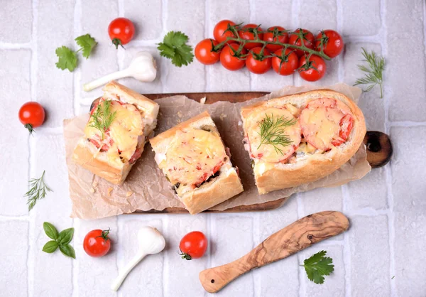 Pane cotto con salsiccia affumicata, funghi, cipolle, formaggio, pomodori e cetrioli sottaceto . — Foto Stock
