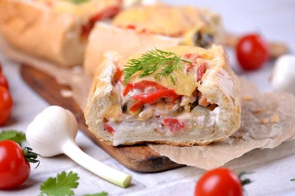 Хлеб с копченой колбасой, грибами, луком, сыром, помидорами и маринованными огурцами . — стоковое фото