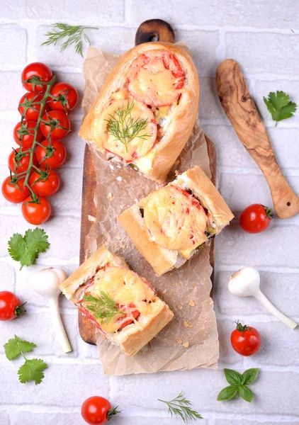 Chleba zapečený s klobásou, houby, cibule, sýr, rajčata a okurky nakládané. — Stock fotografie