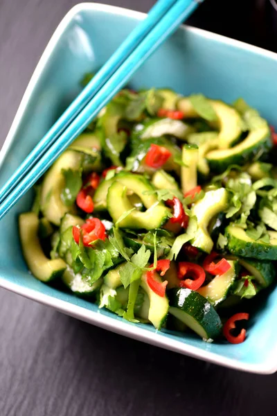 Salada chinesa com pepinos frescos, alho, pimenta, coentro, molho de soja, óleo de gergelim e vinagre de vinho . — Fotografia de Stock