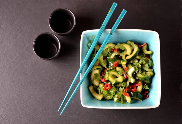 Taze salatalık, sarımsak, biber, kişniş, soya sosu, susam yağı ve şarap sirkesi ile Çin salatası.