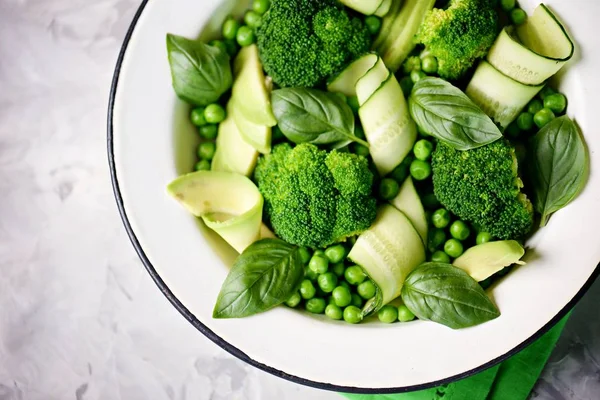 Salada saudável de brócolis, ervilhas verdes, pepino e abacate com manjericão e azeite. Alimentos saudáveis . — Fotografia de Stock