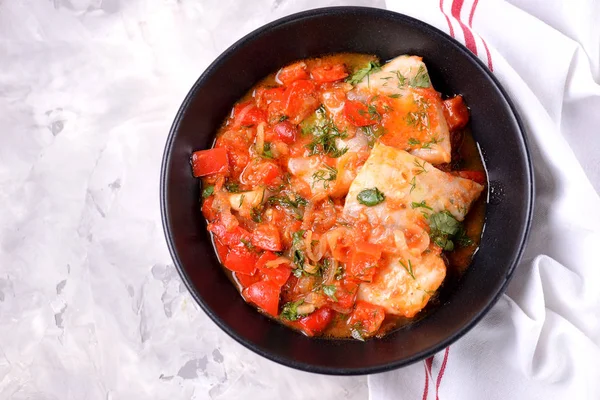 Pescado blanco de mar guisado con cebolla, pimiento rojo, tomates, ajo, cilantro y comino . — Foto de Stock