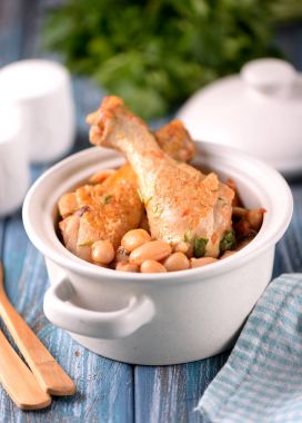 Fasulye, soğan ve kereviz, domates soslu kızarmış tavuk.