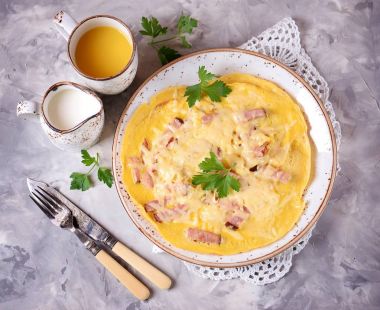 Omlet jambon ve peynir dokulu gri bir arka plan üzerinde. Üstten Görünüm. 