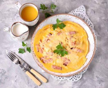 Omlet jambon ve peynir dokulu gri bir arka plan üzerinde. Üstten Görünüm. 