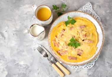 Omlet jambon ve peynir dokulu gri bir arka plan üzerinde. Üstten Görünüm. 