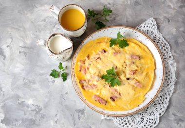 Omlet jambon ve peynir dokulu gri bir arka plan üzerinde. Üstten Görünüm. 