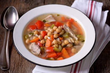 Tavuk, nohut, tatlı biber, soğan, havuç, kereviz ve maydanoz çorbası. Sağlıklı gıda.