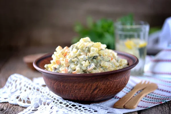 Traditionelles russisches Salatolivier auf altem Holzgrund. Russische Küche. rustikaler Stil. — Stockfoto