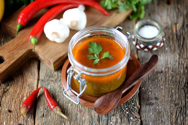 Traditionelle Sauce für Fleisch oder Fisch aus Koriander, Petersilie, Chili, Knoblauch, Zwiebeln, Kreuzkümmel, Koriandersamen mit Olivenöl und Zitronensaft. Nahöstliche Küche. — Stockfoto