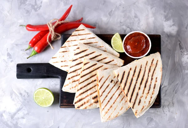 Mexikanska tortilla grill med kyckling, avokado, lök, champinjoner, röd paprika och tomat. — Stockfoto