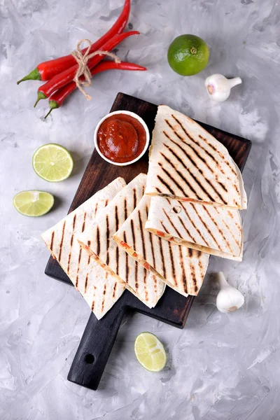 Parrilla de tortilla mexicana con pollo, aguacate, cebolla, champiñones, pimiento rojo y tomate . —  Fotos de Stock