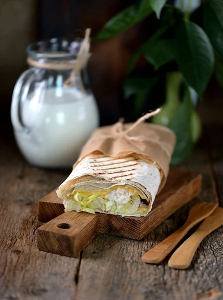 Sanduíche de shawarma saudável com peito de frango, repolho e queijo . — Fotografia de Stock