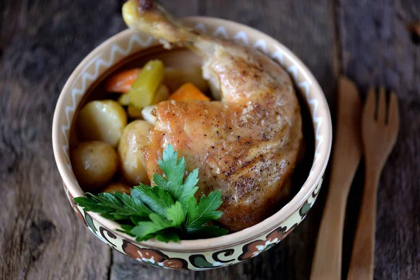 Perna de frango assada com batatas, cenouras, aipo e cebola . — Fotografia de Stock