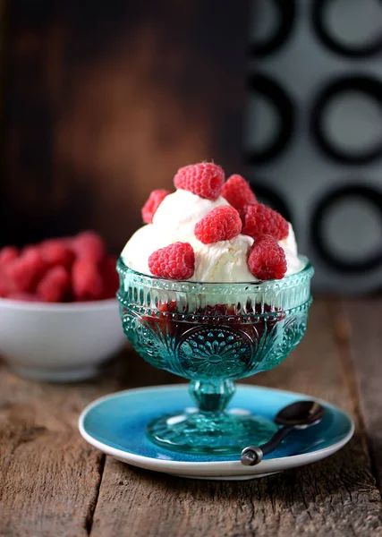 Gelato biologico fatto in casa con lamponi freschi su un vecchio sfondo di legno . — Foto Stock