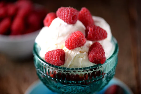 Helado orgánico casero con frambuesas frescas sobre un fondo de madera viejo . — Foto de Stock