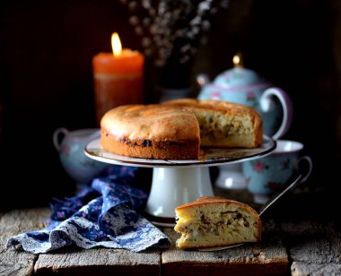 Pasta haşlanmış lahana, soğan, haşlanmış yumurta ve eski bir ahşap zemin üzerine maydanoz ile. Rustik tarzı.