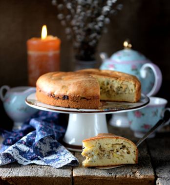 Pasta haşlanmış lahana, soğan, haşlanmış yumurta ve eski bir ahşap zemin üzerine maydanoz ile. Rustik tarzı.