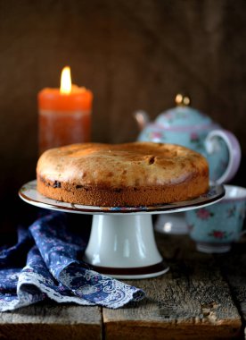 Pasta haşlanmış lahana, soğan, haşlanmış yumurta ve eski bir ahşap zemin üzerine maydanoz ile. Rustik tarzı.