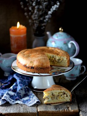 Pasta haşlanmış lahana, soğan, haşlanmış yumurta ve eski bir ahşap zemin üzerine maydanoz ile. Rustik tarzı.