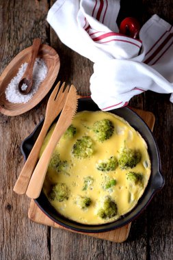 Omlet bir dökme demir tavada, brokoli ile sağlıklı kahvaltı. Sağlıklı gıda.