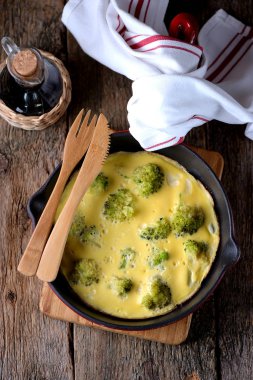 Omlet bir dökme demir tavada, brokoli ile sağlıklı kahvaltı. Sağlıklı gıda.