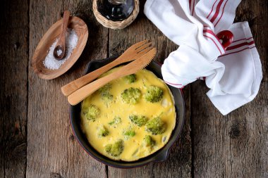 Omlet bir dökme demir tavada, brokoli ile sağlıklı kahvaltı. Sağlıklı gıda.
