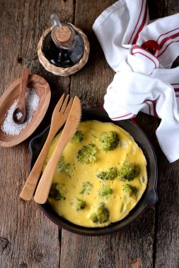 Omlet bir dökme demir tavada, brokoli ile sağlıklı kahvaltı. Sağlıklı gıda.