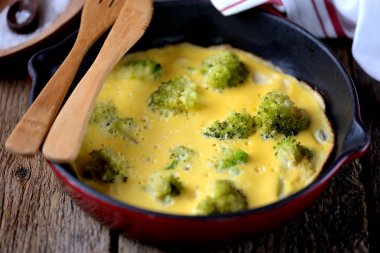 Omlet bir dökme demir tavada, brokoli ile sağlıklı kahvaltı. Sağlıklı gıda.