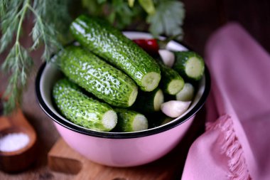 Ev yapımı hafif tuzlu salatalık. Organik, sağlıklı yiyecekler..