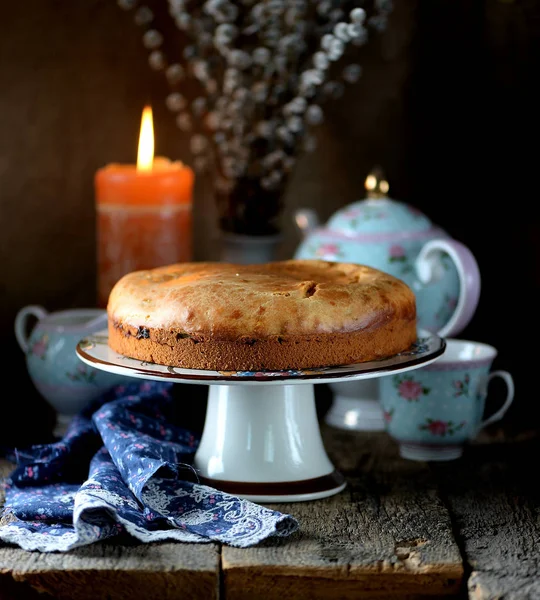 Pasta haşlanmış lahana, soğan, haşlanmış yumurta ve eski bir ahşap zemin üzerine maydanoz ile. Rustik tarzı.