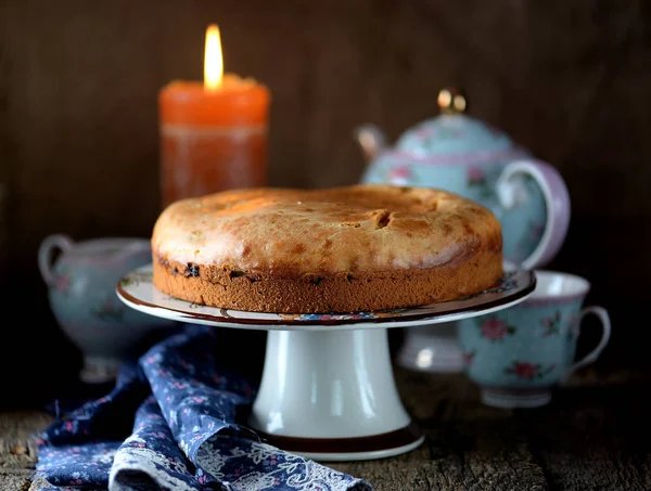 Pasta haşlanmış lahana, soğan, haşlanmış yumurta ve eski bir ahşap zemin üzerine maydanoz ile. Rustik tarzı.