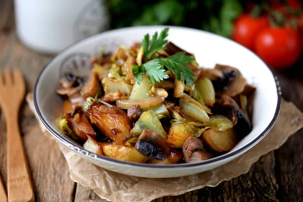 버섯, 양파, 양배추, 올리브 기름과 마늘 감자 조 림된. — 스톡 사진