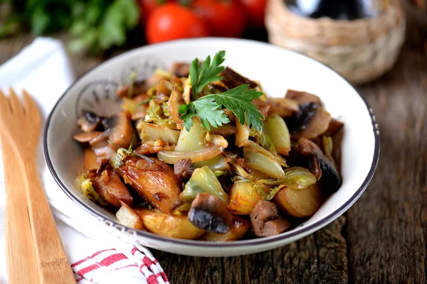 キノコ、玉ねぎ、キャベツ、オリーブ オイルとニンニクで煮込んだジャガイモ. — ストック写真