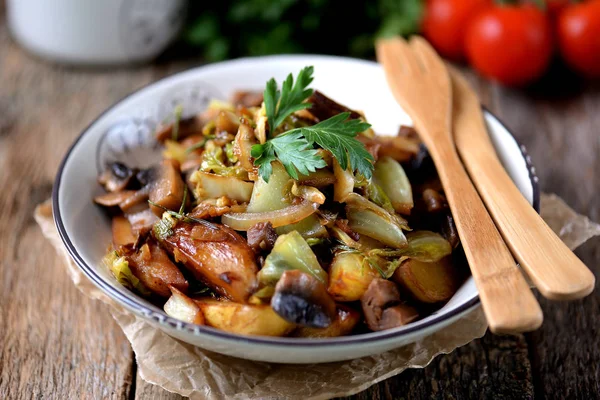 Картофель с грибами, луком, капустой и чесноком с оливковым маслом . — стоковое фото