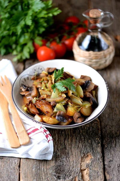 Kartoffelkompott mit Pilzen, Zwiebeln, Kohl und Knoblauch mit Olivenöl. — Stockfoto