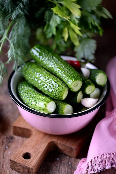 Ev yapımı hafif tuzlu salatalık. Organik, sağlıklı yiyecekler..