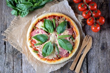Ev yapımı pizza jambon, domates, taze fasulye, peynir ve fesleğen. Rustik tarzı.