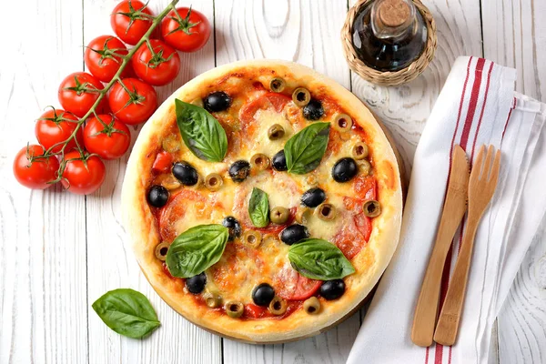 Pizzę domowej roboty z oliwki, pomidory, ser, grzyby i bazylii z sosem pomidorowym. — Zdjęcie stockowe