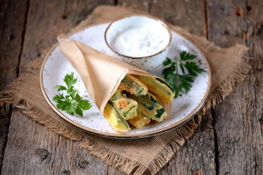 Yoğurt, sarımsak, dereotu, sarımsak, bir hamur yağda kızarmış kabak tuz ve biber. Rustik tarzı.